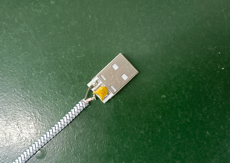 網(wǎng)紅搖搖杯磁吸充電線，短路自動斷電